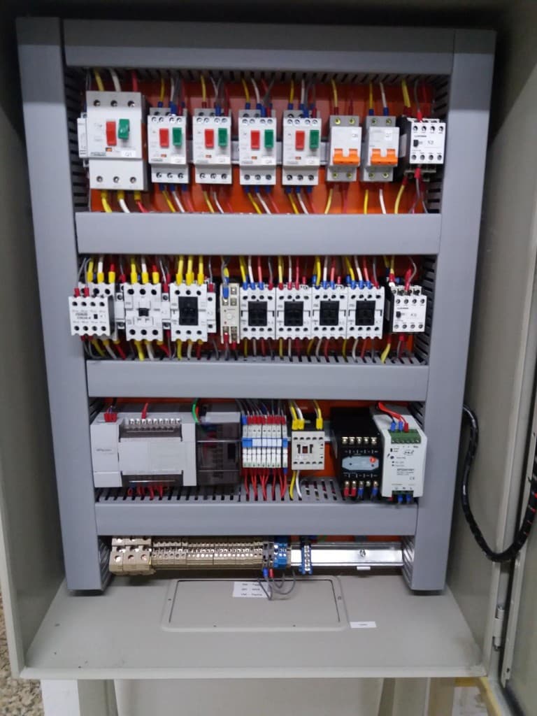Quadro de comando industrial com CLP, módulos, contatores e bornes de campo